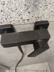 brudna bateria prysznicowa od kamienia