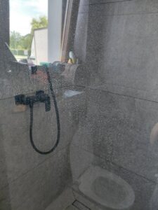 brudna szyba kabiny prysznicowej