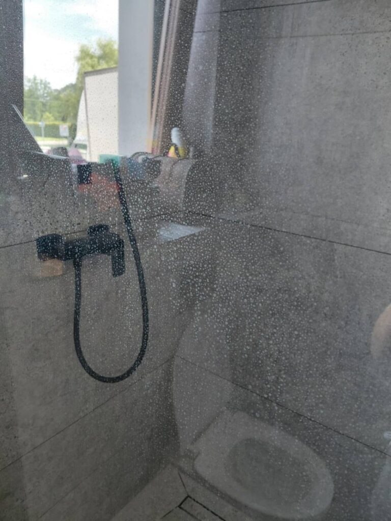 brudna szyba kabiny prysznicowej