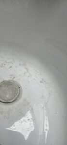 brudna wanna przy odpływie