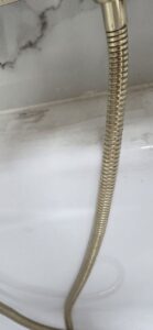 brudna wanna przy prysznicu