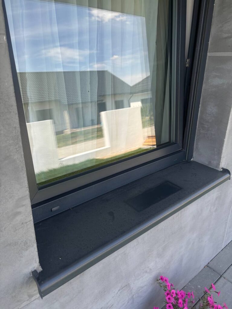 brudne okno i parapet