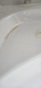 brudny narożnik wanny