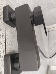 czysta bateria prysznicowa dzięki usunięciu kamienia ściereczką z mikrowłókien z wodą