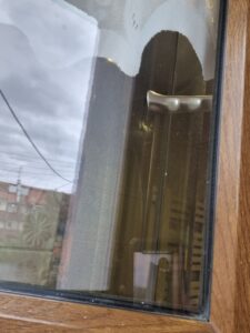 czysta szyba okna dzięki wodzie i mikrowłóknom