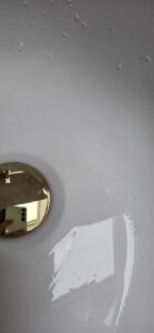 czysta wanna przy odpływie dzięki wodzie i ściereczce z mikrowłókien