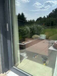 czyste okno dzięki wodzie i mikrowłóknom