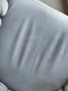 czysty fotel po usunięciu tuszu od długopisu dzięki wodzie i mikrowłóknom