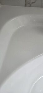 czysty narożnik wanny dzięki wodzie i ściereczce z mikrowłókien