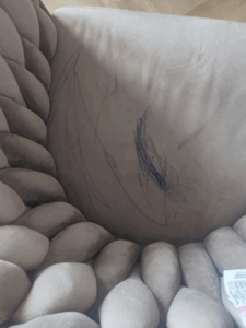 fotel popisany długopisem