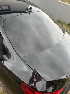 samochód umyty dzięki wodzie i szmatkom z nanowłókien