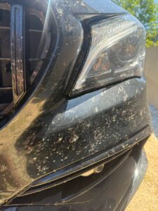 samochód umyty dzięki wodzie i szmatkom z nanowłókien