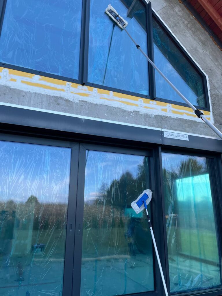 Mycie dużych okien w domu mikrowłóknami na długim kiju i na krótkim kiju